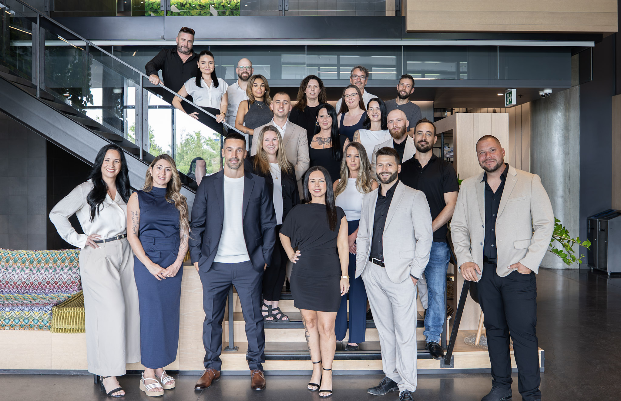 Équipe d'Atimco réunie dans l'escalier du bureau pour souligner les 10 ans de l'entreprise